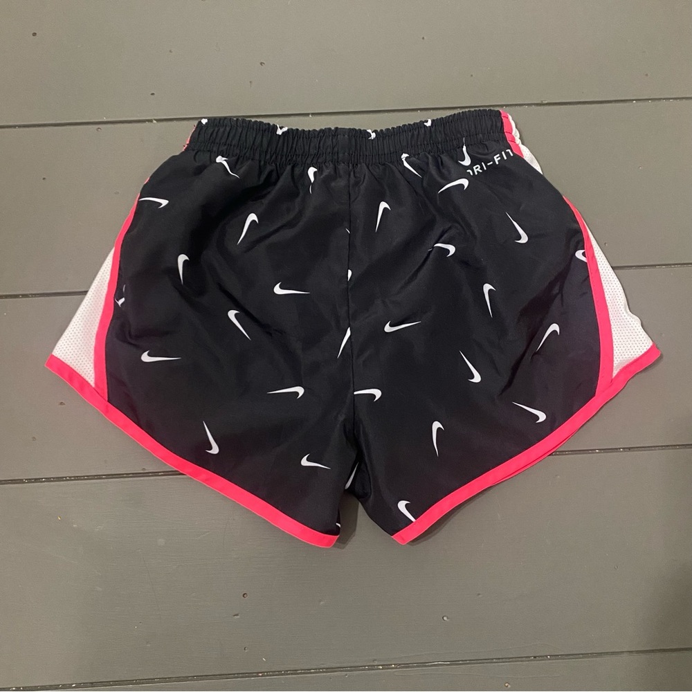 Nike girls shorts 6-7 years